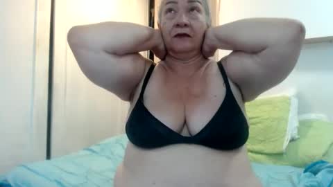 Snapshot of mom_is_wet chatting on February 11, 3:50 am nativa online show from February 11, 3:50 am