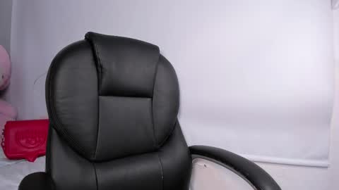 Momo  online show from April 18, 4:15 am