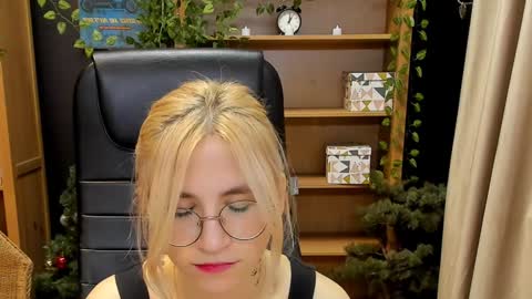 Snapshot of moon13152 chatting on December 22, 3:00 am Katrin online show from December 22, 3:00 am