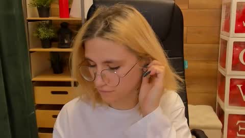 Snapshot of moon13152 chatting on February 21, 3:23 am Katrin online show from February 21, 3:23 am