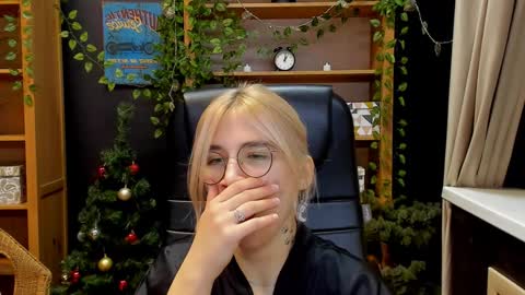 Snapshot of moon13152 chatting on December 18, 9:08 pm Katrin online show from December 18, 9:08 pm