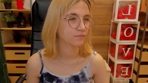 Snapshot of moon13152 chatting on March 9, 2:54 pm Katrin online show from March 9, 2:54 pm