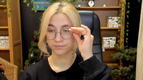 Snapshot of moon13152 chatting on December 23, 4:06 pm Katrin online show from December 23, 4:06 pm
