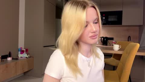 moonavellle_ online show from May 22, 8:29 pm