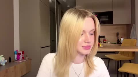 moonavellle_ online show from May 28, 1:58 am