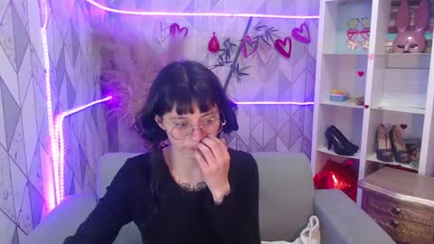 Snapshot of mooncharlotte chatting on September 15, 7:43 pm Charlotte online show from September 15, 7:43 pm