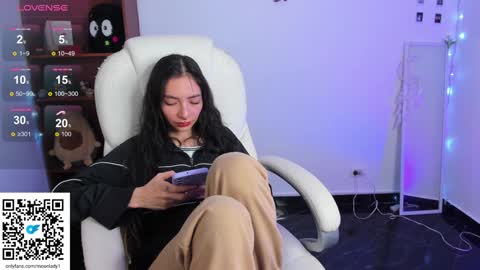 Snapshot of moonlady_ chatting on January 23, 2:55 am MOON  online show from January 23, 2:55 am