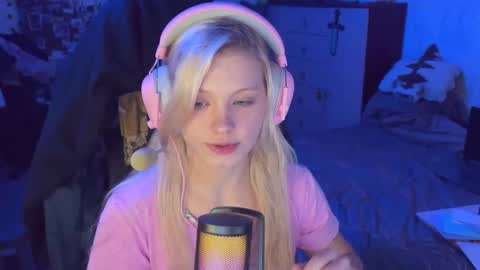 Snapshot of moonlight_mia chatting on October 18, 9:27 pm Mia online show from October 18, 9:27 pm
