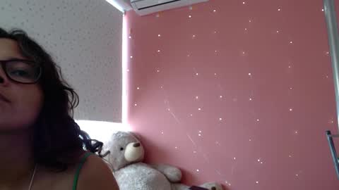 Snapshot of mora_haze chatting on January 4, 5:37 pm Mora Haze 3 online show from January 4, 5:37 pm