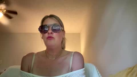 MrsPrissXO online show from April 19, 8:00 pm