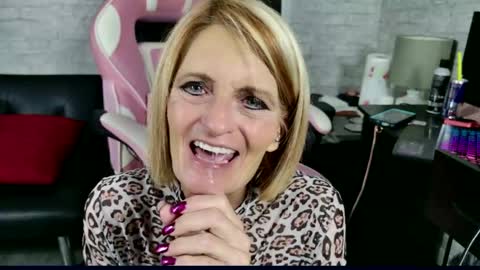 Snapshot of mrswadsworthy chatting on October 10, 2:00 pm Marie Wadsworthy Wife Marie XXX online show from October 10, 2:00 pm