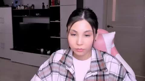 ms_emily_ online show from March 6, 12:00 pm