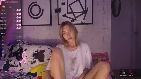 Snapshot of mynameisnikki_ chatting on October 13, 6:05 am mynameisnikki_ online show from October 13, 6:05 am