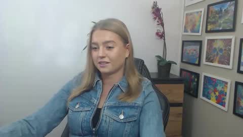 Snapshot of mysteryericax chatting on October 10, 9:36 am Erica online show from October 10, 9:36 am