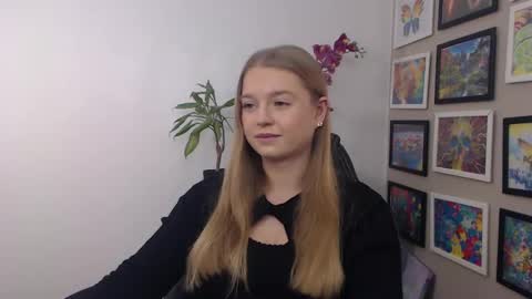 Snapshot of mysteryericax chatting on December 5, 9:06 am Erica online show from December 5, 9:06 am