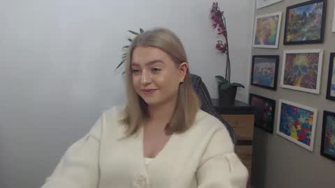 Snapshot of mysteryericax chatting on October 17, 7:22 am Erica online show from October 17, 7:22 am