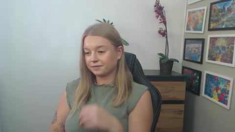 Snapshot of mysteryericax chatting on September 26, 12:25 pm Erica online show from September 26, 12:25 pm