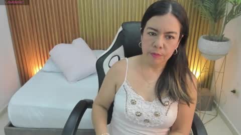 Snapshot of nahia_13 chatting on February 17, 11:55 am N A H I A online show from February 17, 11:55 am