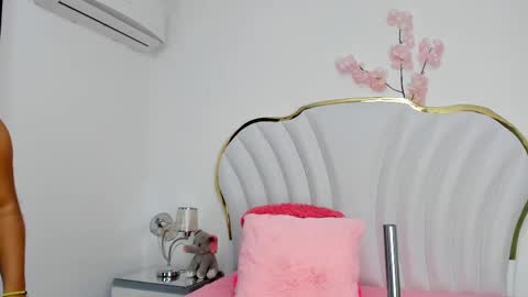 Snapshot of nahiarareina chatting on February 17, 1:11 pm NahiaraReina online show from February 17, 1:11 pm