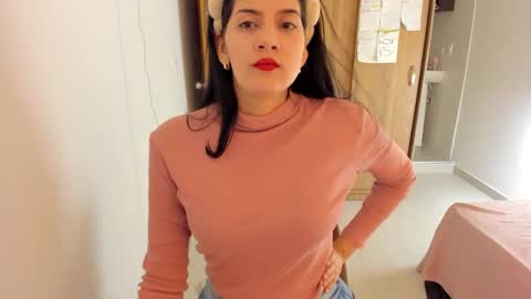 independent model online show from February 5, 1:37 am