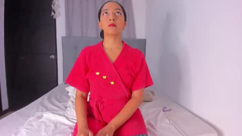 Snapshot of nahomi_miller_ chatting on February 18, 9:42 pm Laura online show from February 18, 9:42 pm
