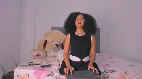 Snapshot of nahomi_miller_ chatting on January 17, 5:11 am Laura online show from January 17, 5:11 am