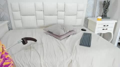 naia_cox online show from February 3, 6:22 am