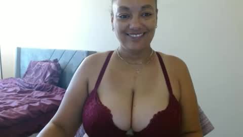 Snapshot of nala_thickk chatting on December 22, 2:06 pm Nala Thickk online show from December 22, 2:06 pm