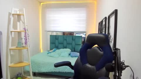 naomy online show from October 20, 7:50 pm