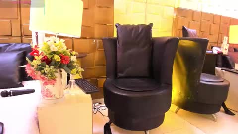 Snapshot of naomyrivera chatting on October 6, 1:06 pm nao online show from October 6, 1:06 pm