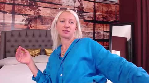 Snapshot of natalie_bitton chatting on September 24, 12:04 pm Natalie online show from September 24, 12:04 pm