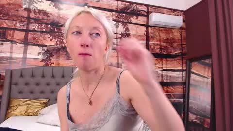 Snapshot of natalie_bitton chatting on October 18, 11:24 am Natalie online show from October 18, 11:24 am
