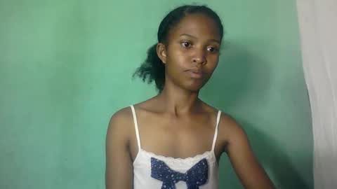 Snapshot of nathalie004 chatting on October 9, 8:18 am nathalie004 online show from October 9, 8:18 am