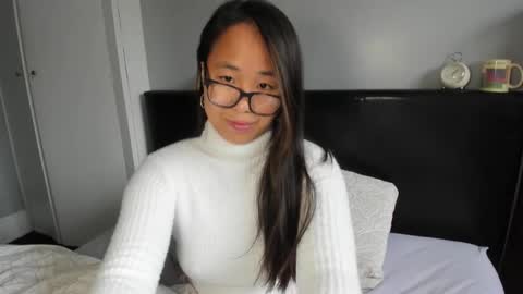 Snapshot of naughtynerdygirl chatting on October 18, 12:08 pm Gigi Chu online show from October 18, 12:08 pm