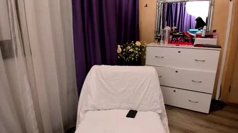 Eliza online show from February 8, 8:23 pm