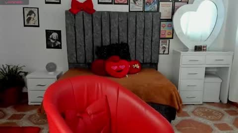 nenitaa_ online show from May 10, 11:56 am