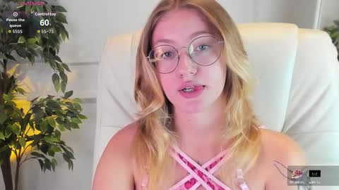 Snapshot of nerissa_xo chatting on October 2, 8:25 pm Nerissa online show from October 2, 8:25 pm
