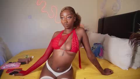 Snapshot of nia_bell chatting on January 19, 9:33 am kikiNiaAria online show from January 19, 9:33 am