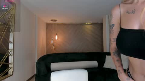 Snapshot of niaholland chatting on October 6, 7:18 pm SQUIRTER DOLL online show from October 6, 7:18 pm
