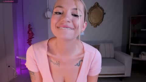 Snapshot of niaholland chatting on February 26, 7:29 pm SQUIRTER DOLL online show from February 26, 7:29 pm