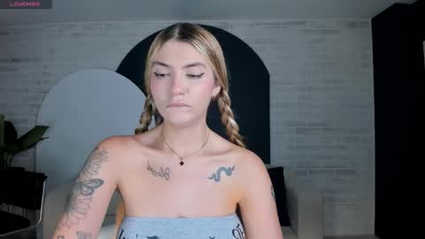 Snapshot of niaholland chatting on October 5, 5:18 pm SQUIRTER DOLL online show from October 5, 5:18 pm
