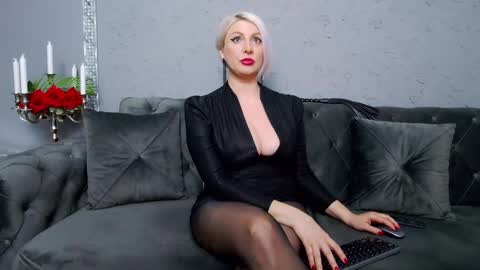 Snapshot of nicoledom chatting on February 28, 2:09 pm Nicole Domme online show from February 28, 2:09 pm