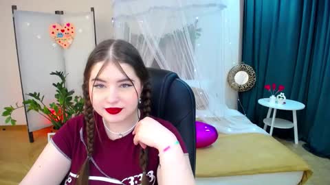 Snapshot of nicolefoxery chatting on February 19, 6:32 pm nicolefoxery online show from February 19, 6:32 pm