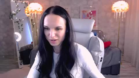 Nicole online show from May 12, 2:46 pm