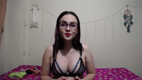 Snapshot of nicolle_sky chatting on February 9, 8:11 am nicolle_sky online show from February 9, 8:11 am