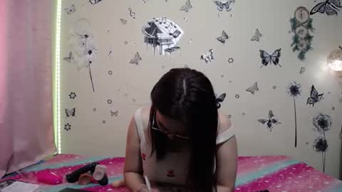 Snapshot of nicolle_sky chatting on October 17, 4:32 pm nicolle_sky online show from October 17, 4:32 pm