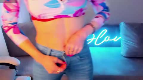 nikki_blondiee online show from April 17, 4:36 am