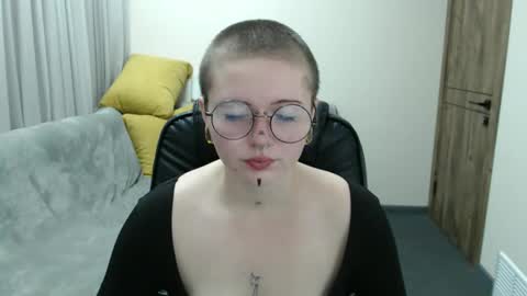 Snapshot of nikkysnow chatting on October 3, 8:19 am nikkysnow online show from October 3, 8:19 am