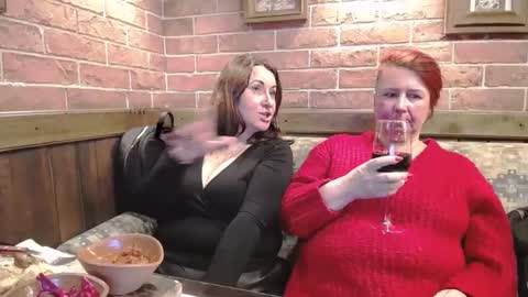 Snapshot of nikolettared chatting on December 18, 6:35 pm Nikoletta online show from December 18, 6:35 pm