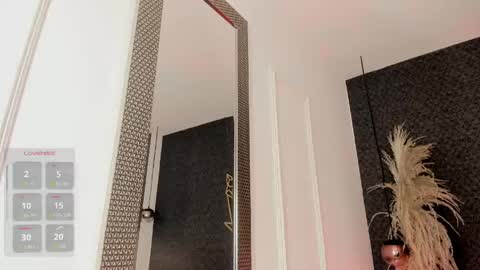nina_voss online show from May 15, 11:40 pm